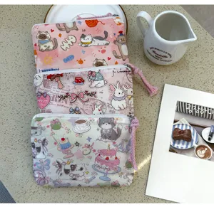 Graziosa pochette con zip in tela con simpatici gatti e conigli per uso quotidiano.