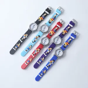 Detailansicht der Kinder-Quarzuhr, farbiges Silikonarmband mit niedlichem Fußball-Jungen-Design.