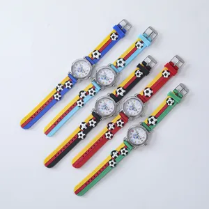 Kinder Quarzarmbanduhr mit buntem Silikonarmband und 3D Fussball Dekoration für Kinder.
