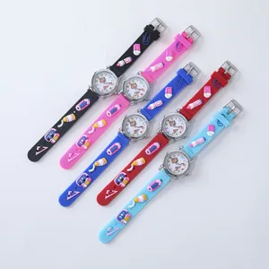 Bunte Silikonarmband Kinder Quarz Uhr mit süßen Schulbedarf Anhängern für Jungen und Mädchen.