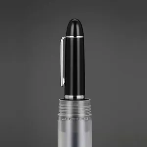 Gedetailleerde close-up van de Jinhao vulpen dop en de doorzichtige vatsectie voor kantoor.