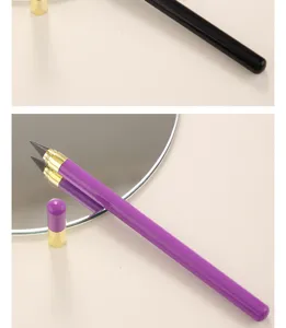 Primo piano della matita eterna con fusto viola, penna di scrittura senza inchiostro.