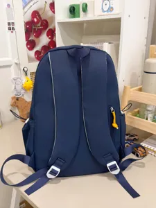 Mochila casual azul marino para mujeres y estudiantes, ligera y espaciosa para viajes.