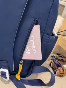 Vista principal mochila azul casual, bolso escolar ligero diario con bolsillo delantero con cremallera.