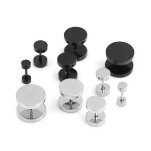 Boucles d'oreilles haltère rondes en acier inoxydable, détails de bijoux minimalistes.