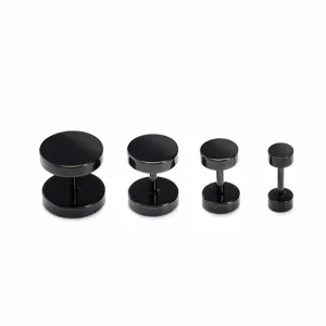 Vue rapprochee de boucles d'oreilles barres en acier noir en tailles graduees, epurees.