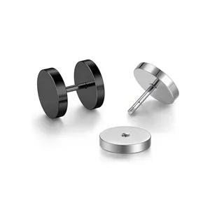 Gros plan détaillé de boucles d'oreilles barre en acier inoxydable avec fermoir à vis.