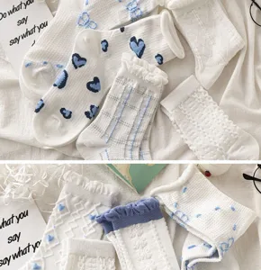 Vue détaillée de chaussettes japonaises douces blanches et bleues, bordure en dentelle.