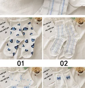 Vue détaillée des chaussettes mi-tubes à nœuds doux et carreaux bleus et blancs d'été.