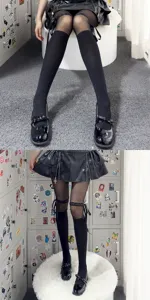Collant nero Lolita finto ginocchio con anello per gamba a nastro e fiocchi.