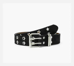 Dettaglio cintura in pelle nera stile punk con borchie a stella e fibbia doppia in metallo.