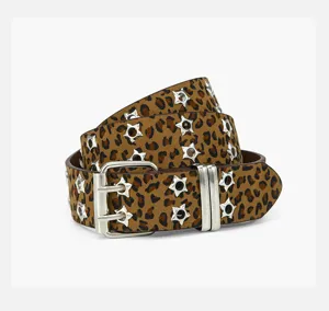 Vista dettagliata della cintura in pelle leopardata borchie stella punk con parti in metallo.