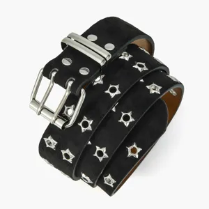 Cintura con borchie a stella punk e doppia fibbia, accessorio streetwear in pelle scamosciata.