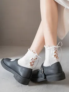 Niedliche japanische Damen Socken gestreift mit Schleife und Schnürung hinten Detail.
