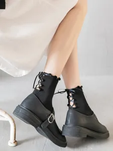 Schicke japanische Damen Mittelsocken mit vertikalen Streifen und einer hübschen Schleife hinten.