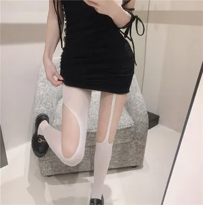 Collants blancs sexy ajourés et déchirés avec porte-jarretelles intégré en vue détail.