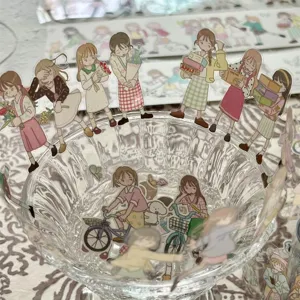 Simpatico rotolo di adesivi con illustrazioni originali di dolci ragazze per il journaling quotidiano.