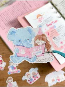Rotolo di adesivi fustagliati disegnati a mano con un simpatico elefante e una ragazza che legge.