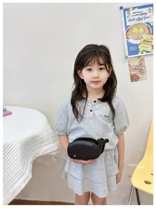 Vue détaillée du joli sac bandoulière pour enfant noir en forme de baleine.