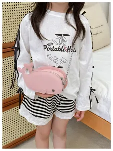 Joli sac bandoulière rose en cuir baleine pour enfants avec chaîne métal, détail.