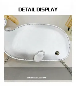 Gros plan sur les details du sac dauphin argente pour enfants, cuir PU brillant et mignon.