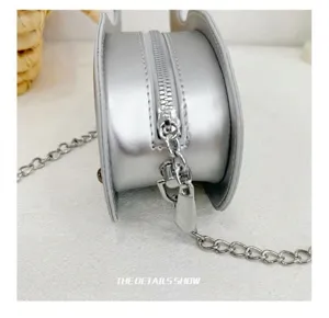 Sac bandoulière argenté pour enfants vue de détail avec fermeture éclair et chaîne.