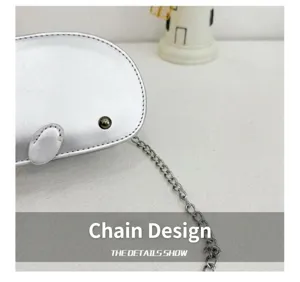 Détail sac enfant dauphin argenté avec sangle chaîne métallique et aileron mignon.