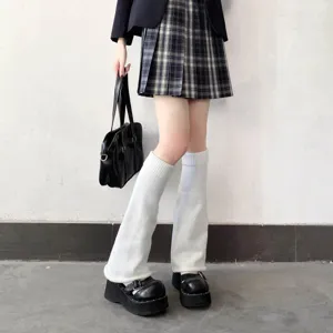 Detail chaussettes de jambe en tricot blanc, chaussettes mollets doux, style hiver mignons.