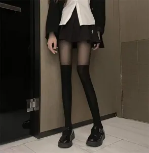 Detailansicht der gefälschten Overknee-Strumpfhose, schwarze Nylonstrümpfe, JK-Stil, dünn.