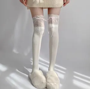 Bas cuissardes blancs en dentelle avec nœuds roses, style mignon JK Lolita détail chaussette.