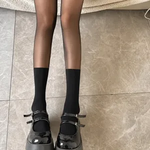 Nahtlose Fake-Overknee-Samtstrümpfe in Schwarz, kombiniert mit schicken Mary Jane Halbschuhen.