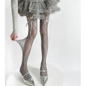 Nahaufnahme von grauen Spitzen-Fischnetzstrumpfhosen mit eleganter Schleife für Damen.