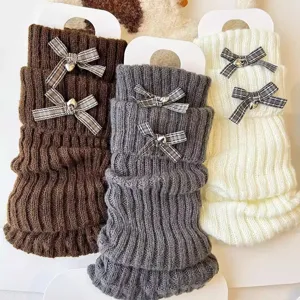 Vue détaillée de jambières en tricot pour filles avec noeuds vintage, douces chaussettes.