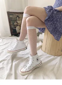 Calze a rete bianche al polpaccio e scarpe da ginnastica in dettaglio, design alla moda.