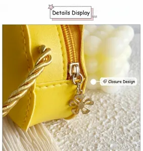 Vista detallada del bolso cruzado amarillo de PU para niños con cremallera y flor.