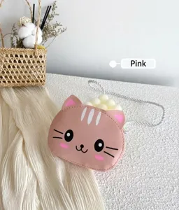 Vista detallada del bolso cruzado de gato PU rosa, lindo monedero infantil con correa.