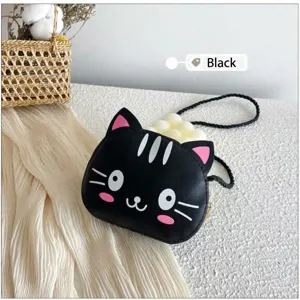 Primer plano detallado del bolso cruzado de gato negro con diseño de orejas y lindos detalles.