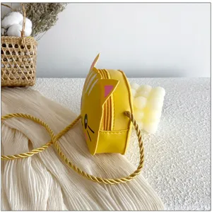 Lindo bolso cruzado de gato de dibujos animados en cuero PU, monedero amarillo para niños.
