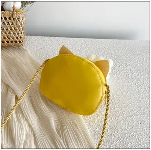 Lindo bolso cruzado amarillo con orejas de gato para niños detalle, bolso de cuero sintético.