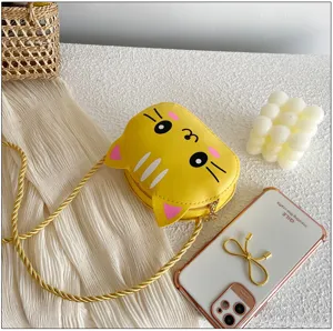 Bolso cruzado niños de piel PU gato amarillo vista de detalle con correa dorada.