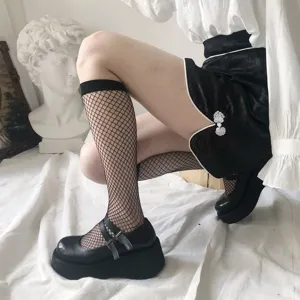 Calze a rete in stile gotico scuro e scarpe con zeppa principale esposizione.