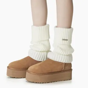 Winterwarme gestrickte Beinlinge kombiniert mit Plateau-Schneeschuhen, stilvoll & gemütlich.