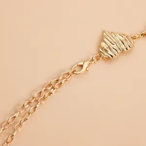 Cadena de cintura de metal con corazón a rayas vintage vista detallada, accesorio elegante.