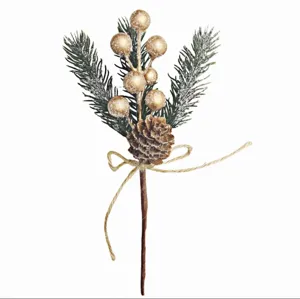 Künstlicher Weihnachtsbeeren Zweig mit Tannennadeln Zapfen und Juteband für Feiertag.