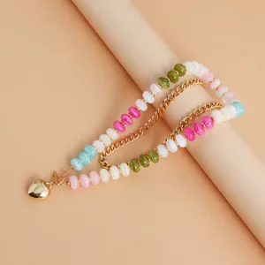 Primer plano del collar vintage de cuentas multicolores de múltiples capas con dije de corazón.