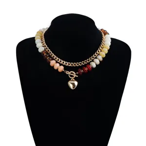 Collar de cuentas multicapa con cierre OT de corazón, detalle de joyería vintage.