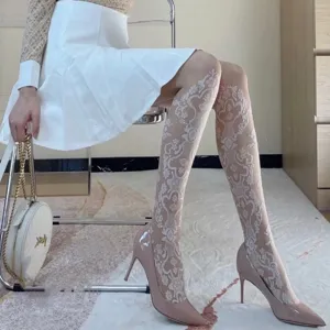 Detailansicht weiße Jacquard gemusterte transparente Damenstrumpfhose mit elegantem Barockdesign.