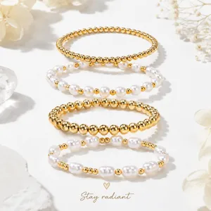 Vue détaillée de bracelets élégants en perles de métal doré et perles pour look tendance.