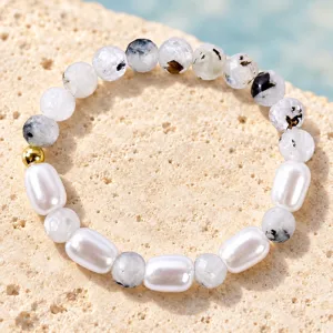Handgefertigtes Perlenarmband Detailansicht, minimalistischer Stil im Einzelkreis-Design.