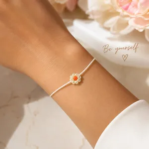 Delicaat wit gevlochten touw armband met schattige parelbloem charm voor dagelijks gebruik.